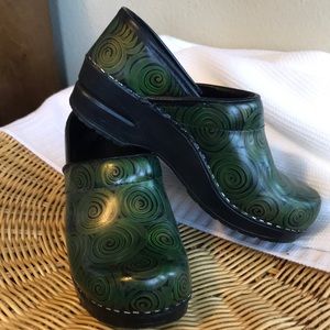 Like new. Romney hand painted clogs. DAnsko.